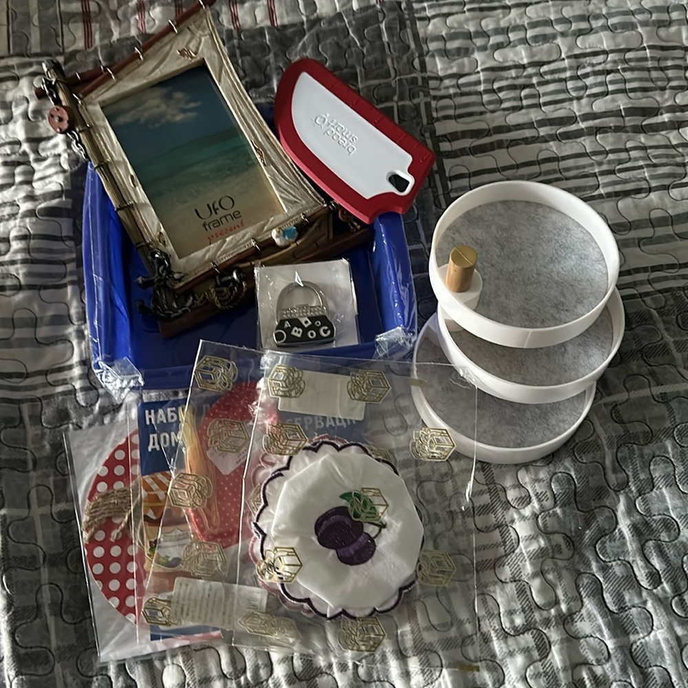Bundle of random household items